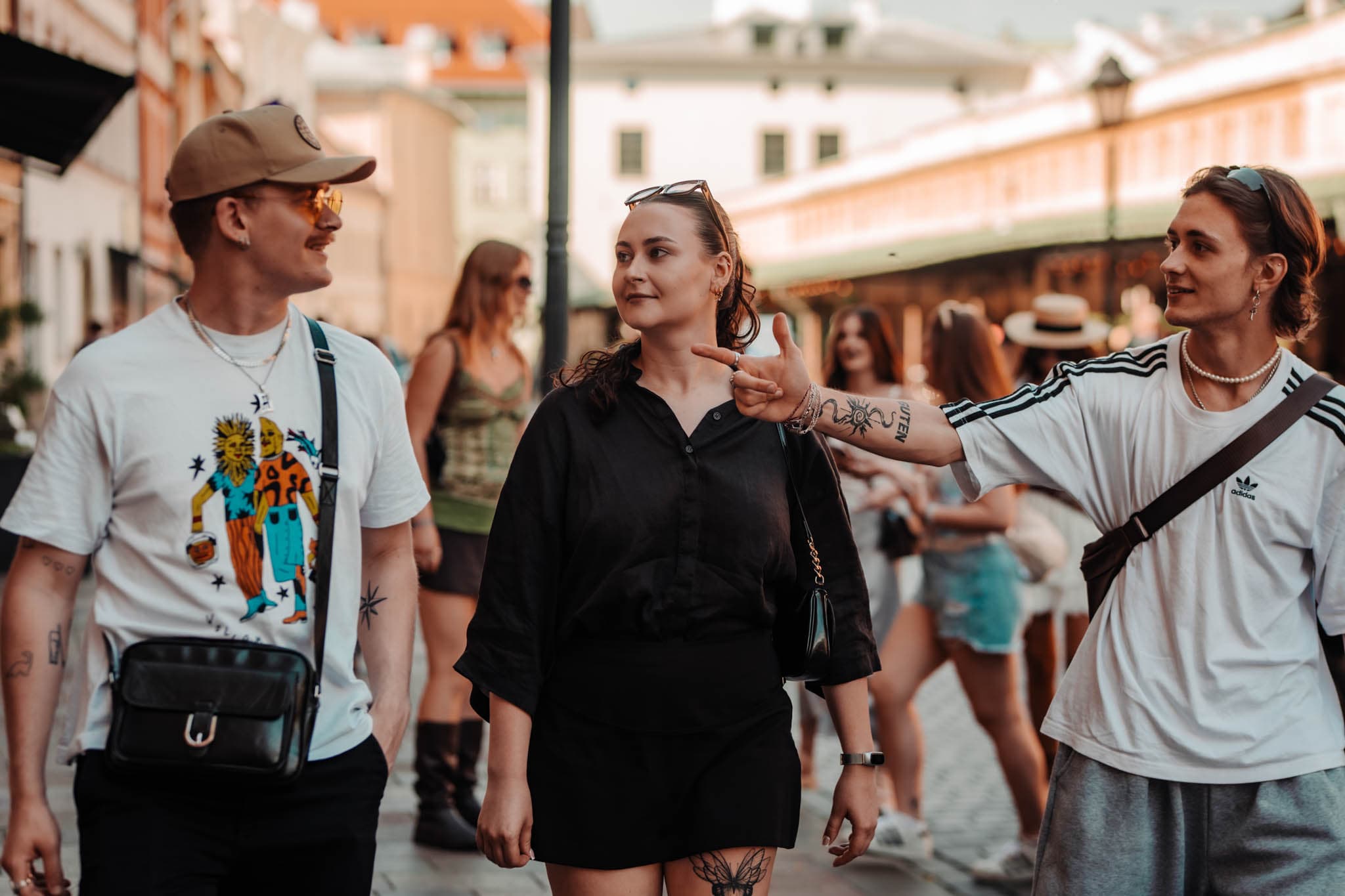 A Krakow guide speaking with guests during a city experience
